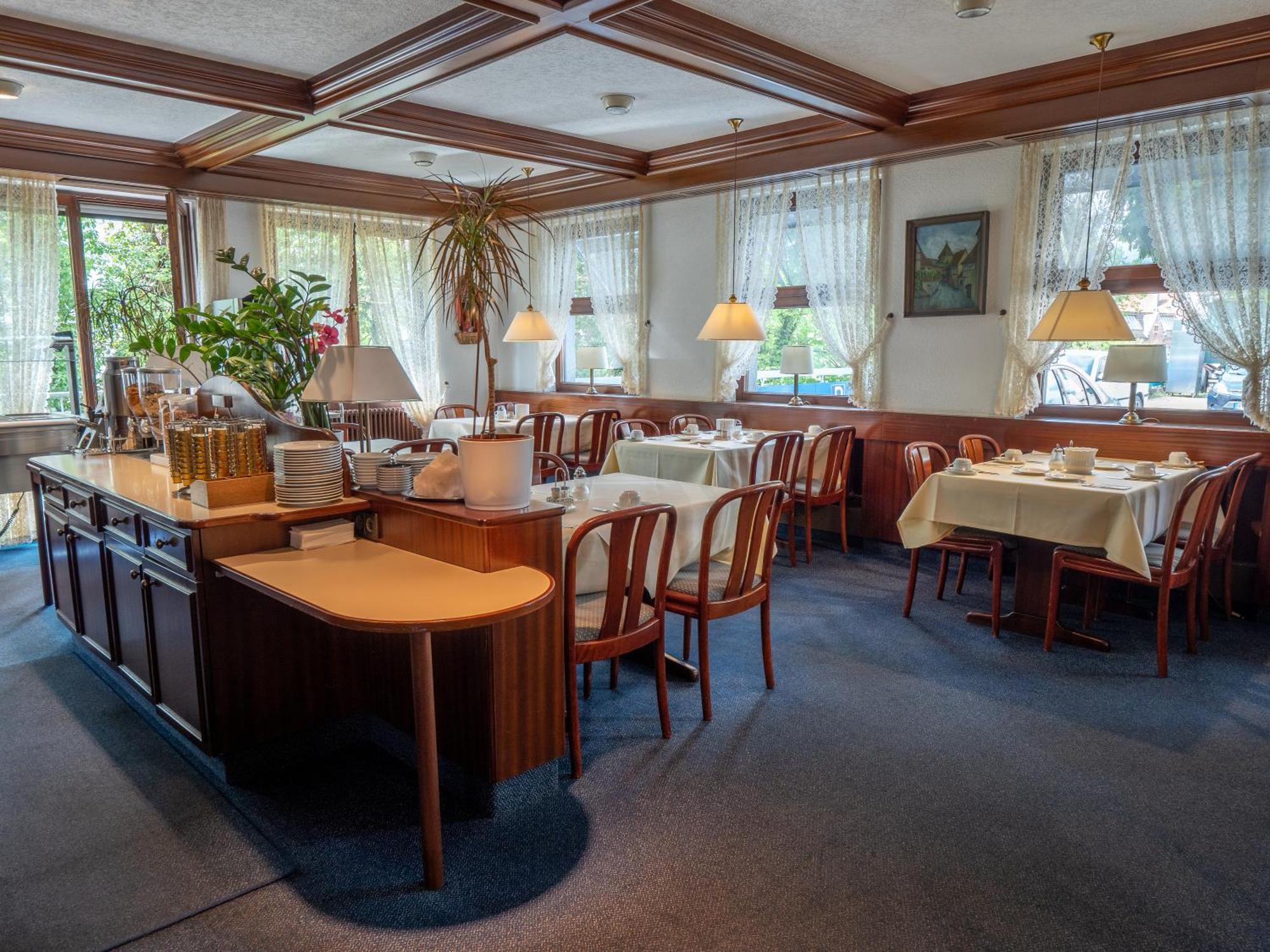 Hotel Pflum Mit Gaestehaus Нюртинген Экстерьер фото