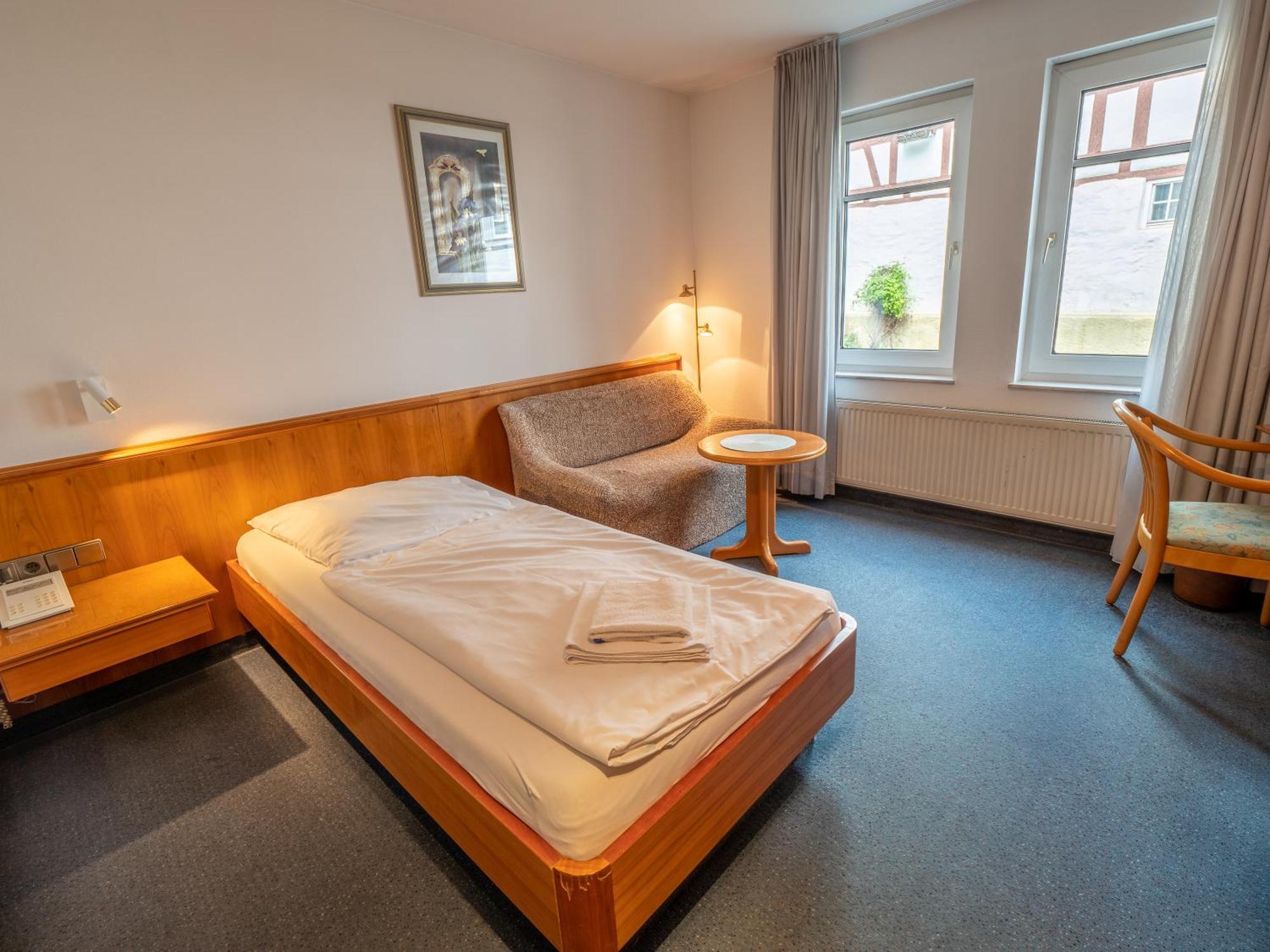 Hotel Pflum Mit Gaestehaus Нюртинген Экстерьер фото