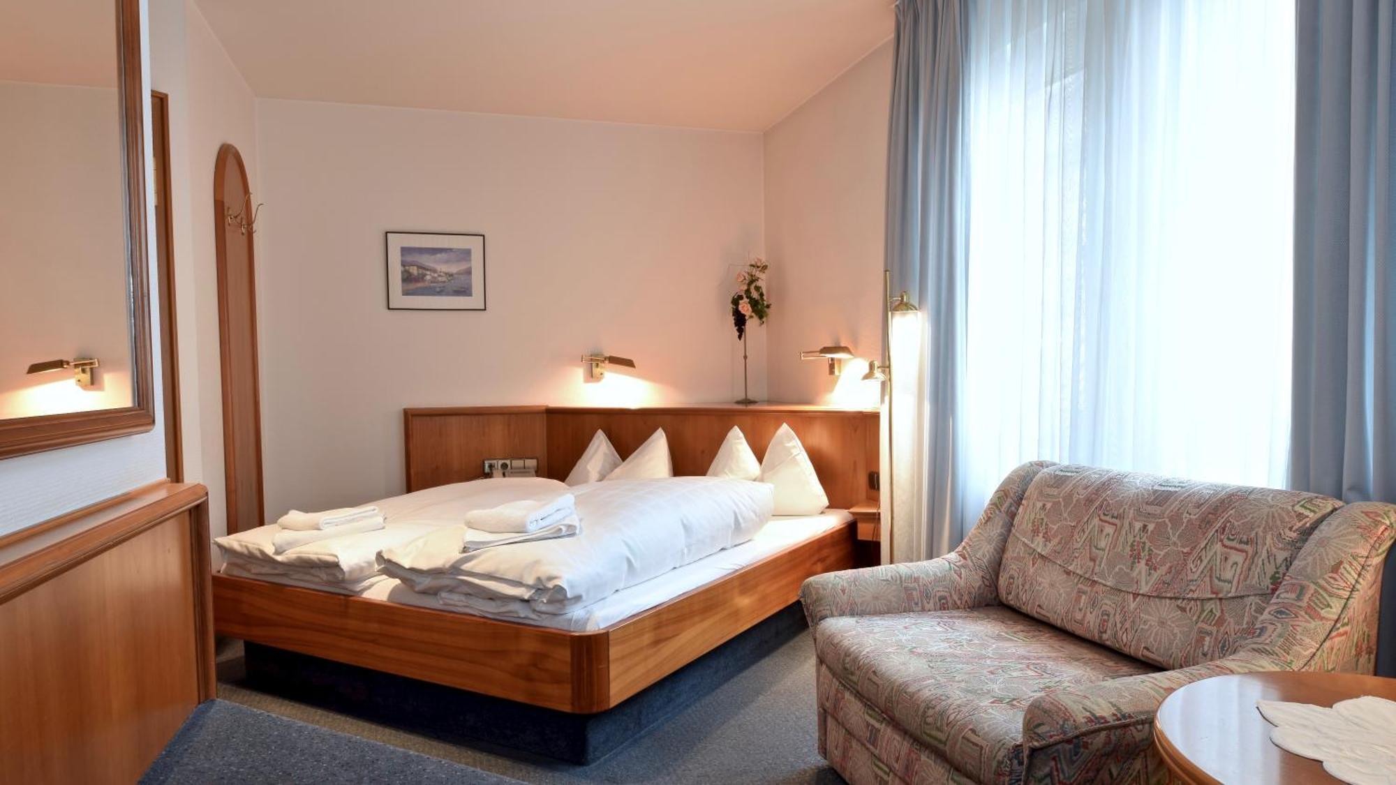 Hotel Pflum Mit Gaestehaus Нюртинген Экстерьер фото